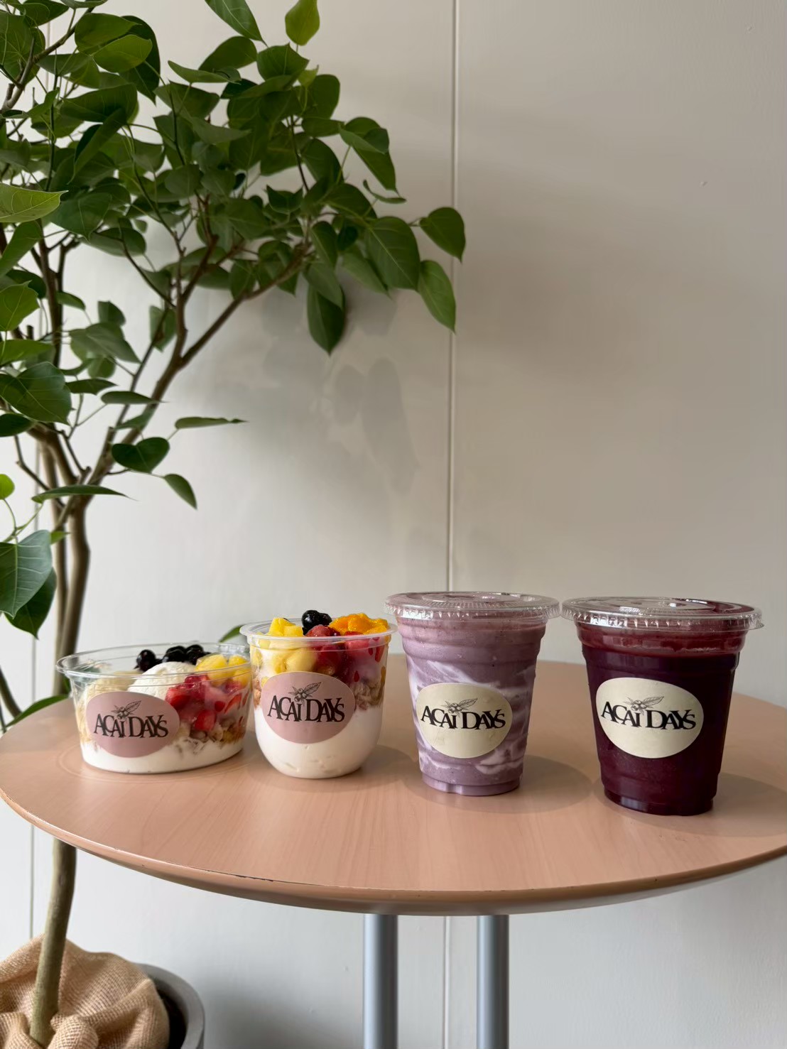 アサイーボウルとドリンクを並べたACAI DAYSの商品